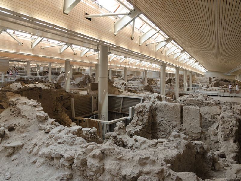 Minoan influence on Akrotiri