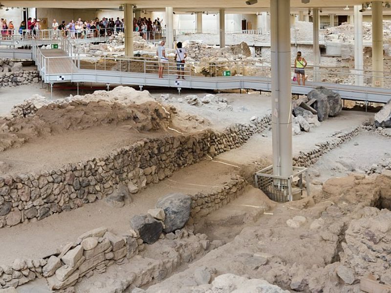 Minoan influence on Akrotiri